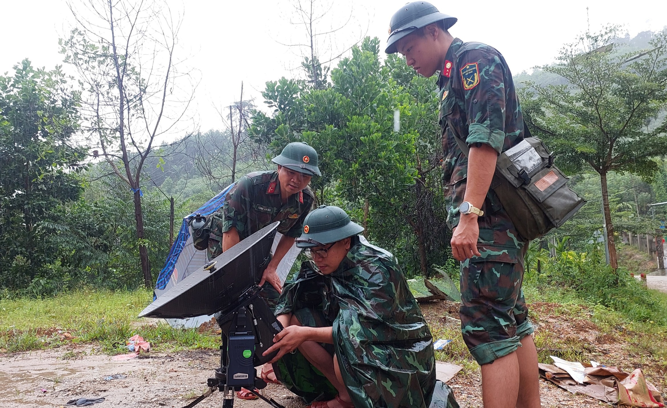 部队在雨中奋战,从坍塌区特拉连恢复通信